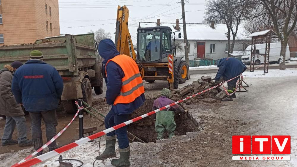 1 У Рівному провалилася бруківка
