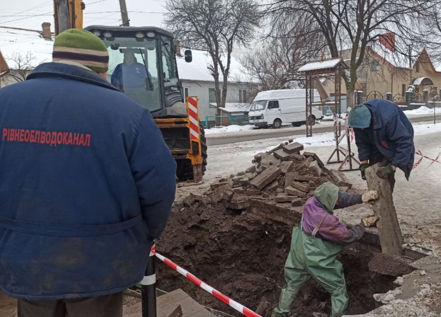 У Рівному провалилася бруківка 0000