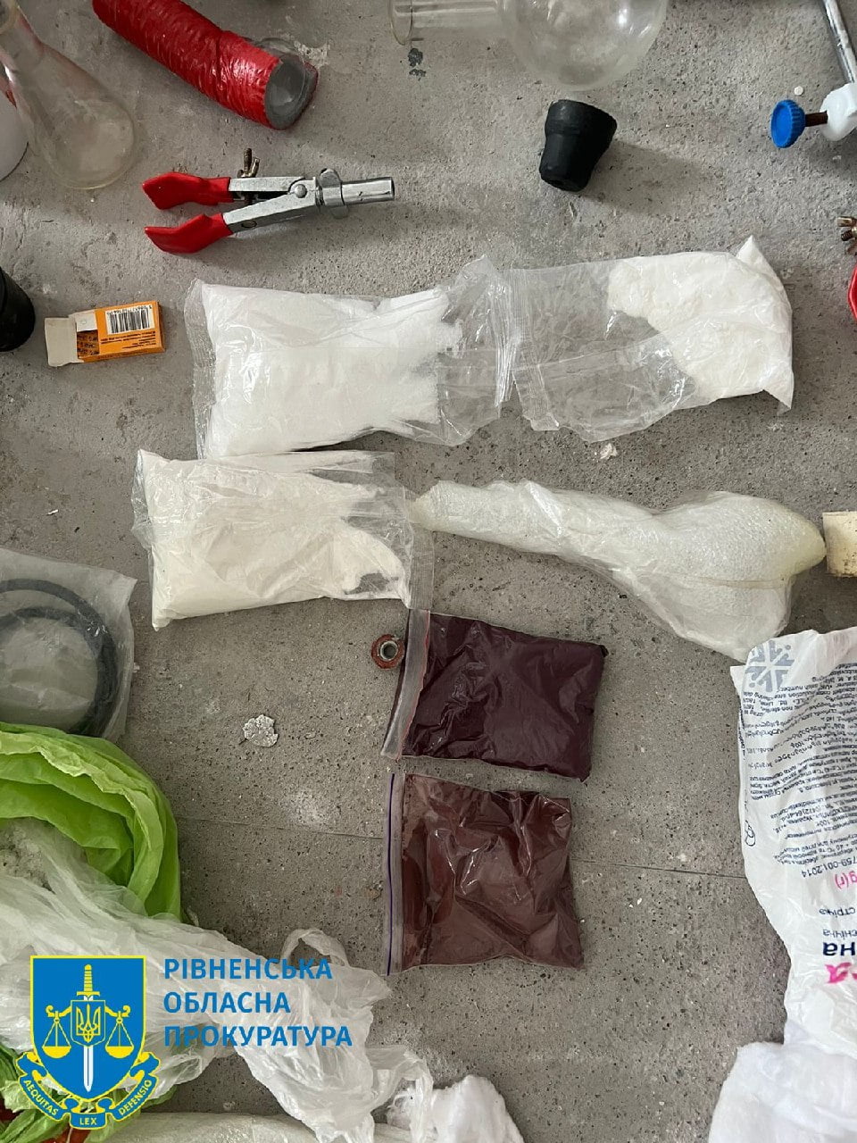 1 У Рівному викрили угруповання, яке виготовляло і збувало наркотиків на мільйони гривень