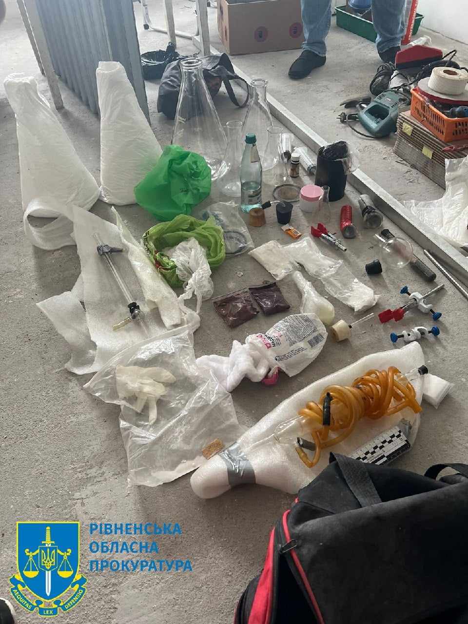 1 У Рівному викрили угруповання, яке виготовляло і збувало наркотиків на мільйони гривень