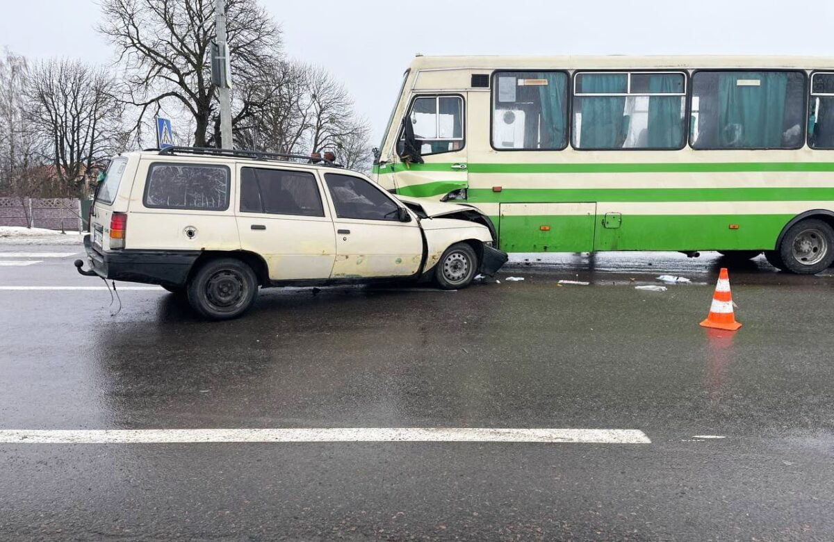 Біля Рівного водій збив пішохода і в’їхав у маршрутку