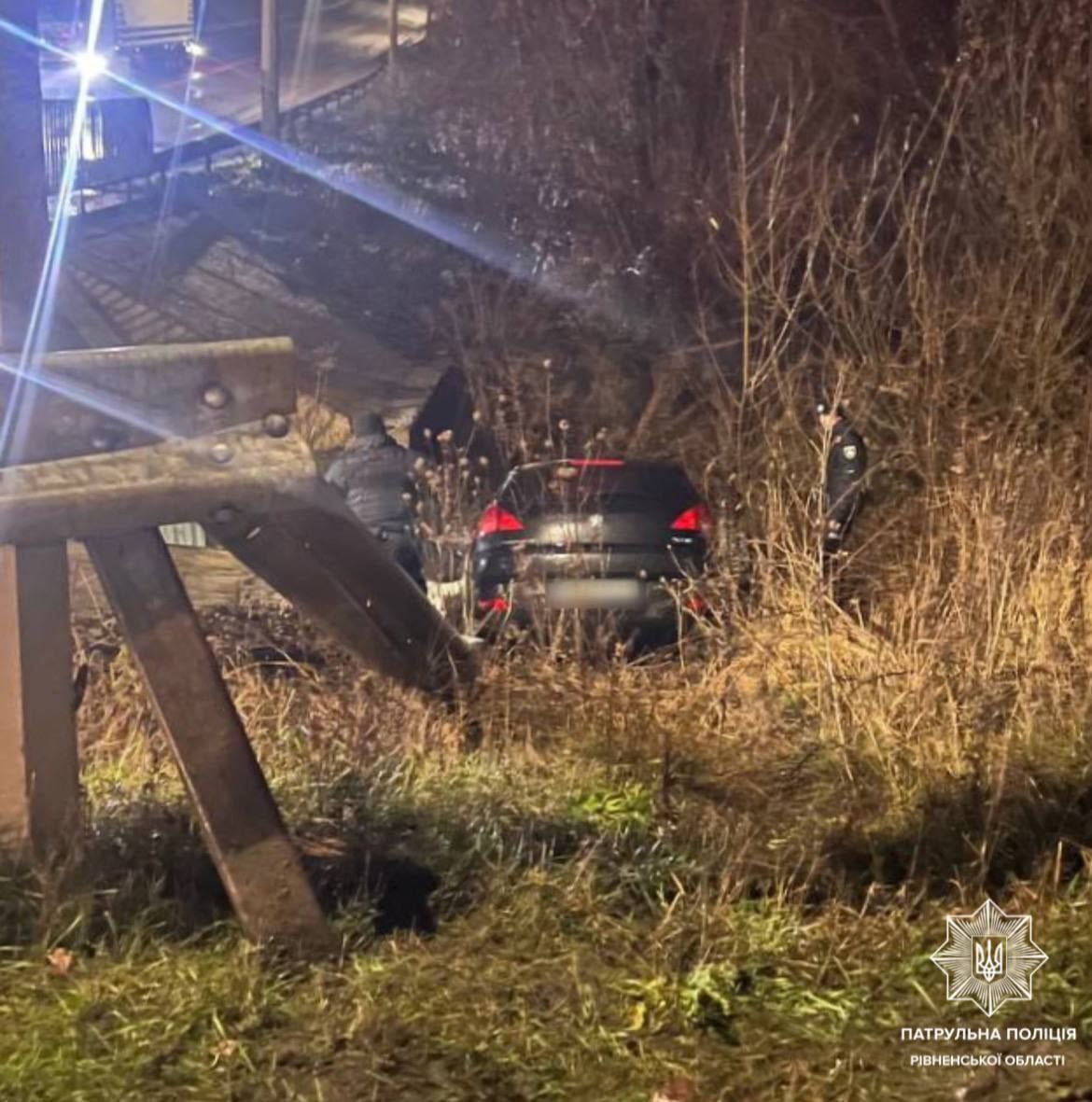 Посеред ночі у Рівному виявили в кюветі нетверезого водія 0000