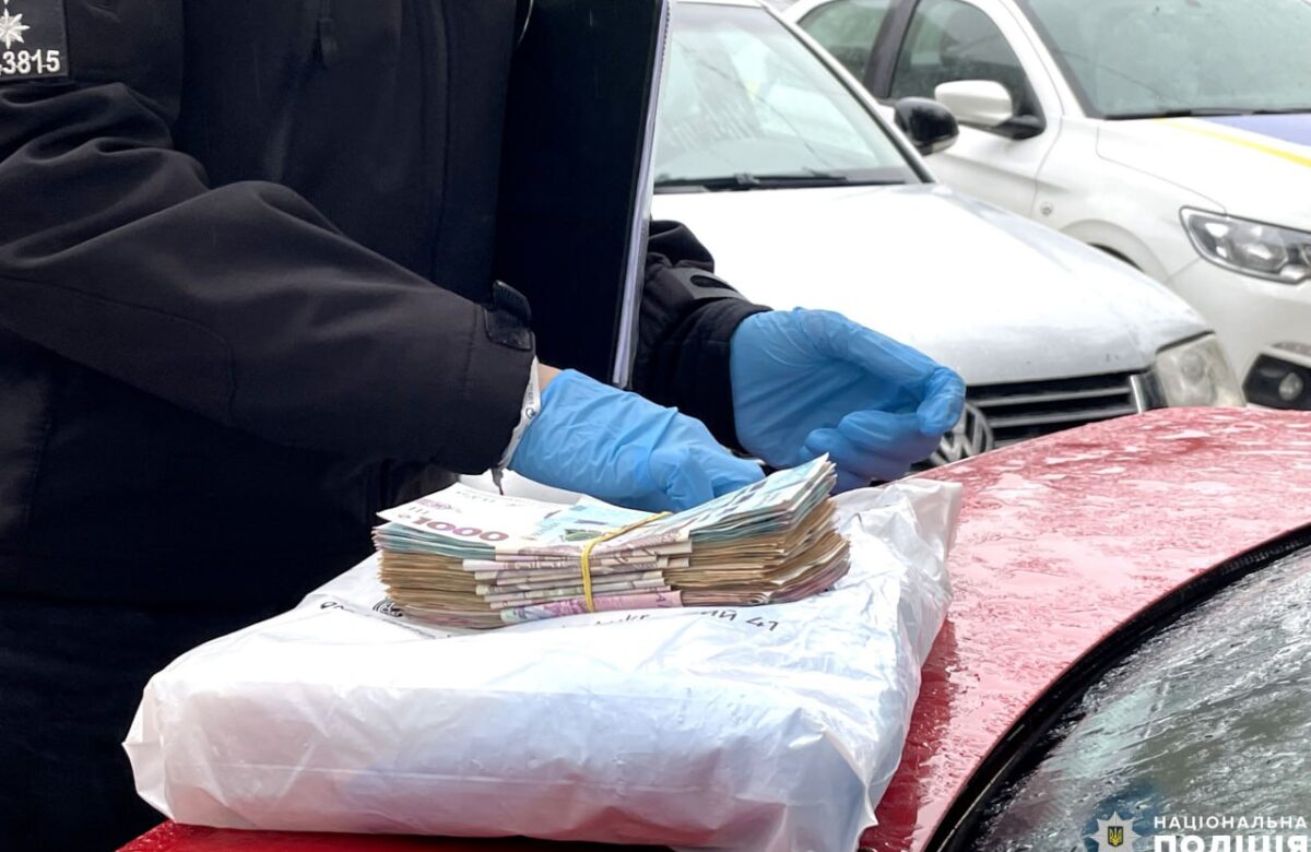 Неповнолітній видурив у рівнянки майже 100 тисяч гривень “на лікування дочки”