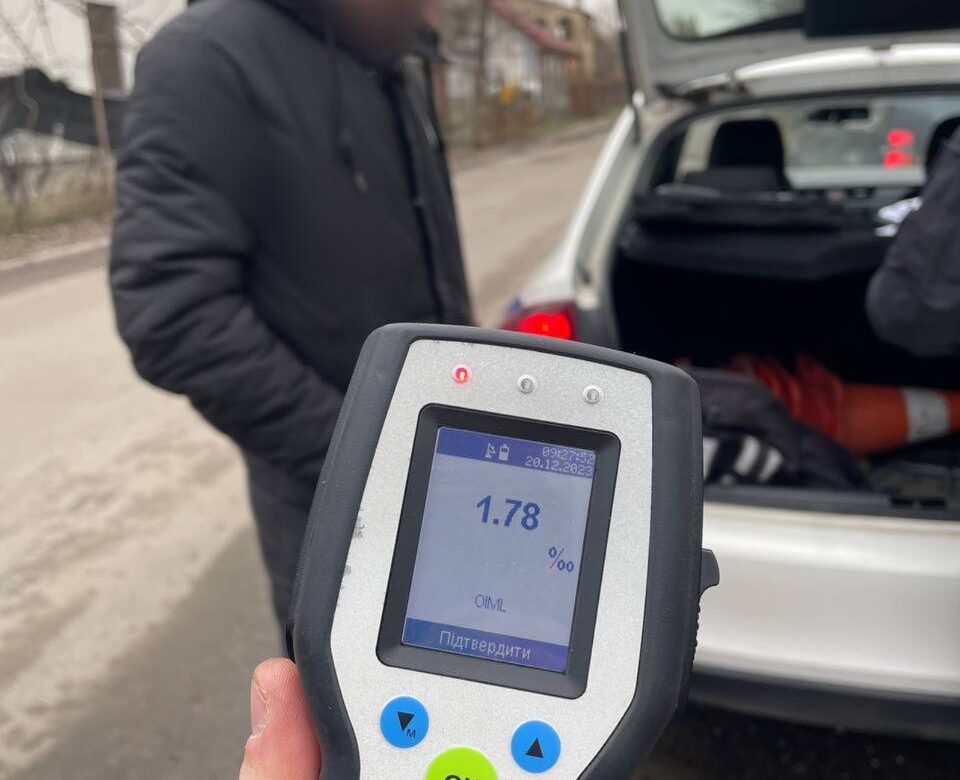 У Рівному водій не зупинився вшанувати загиблих і отримав протокол, бо виявився нетверезим