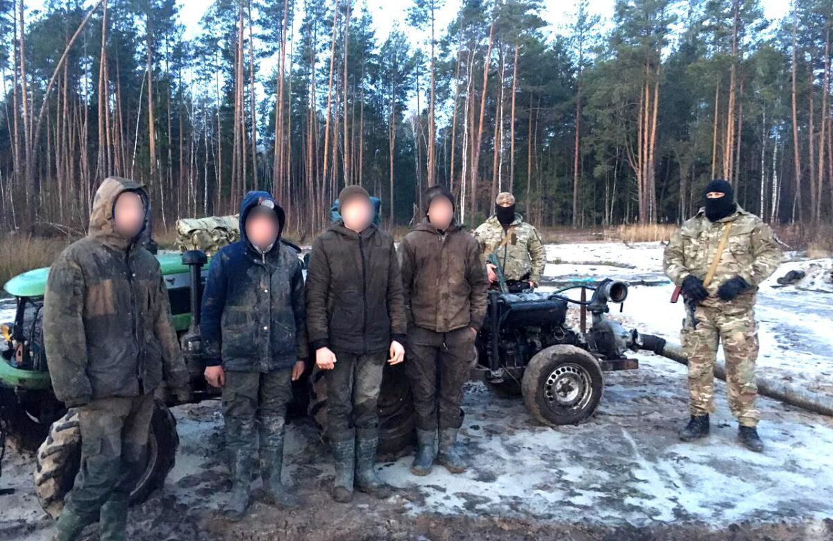 На Рівненщині викрили бурштинокопачів, половина з них – підлітки (ФОТО)