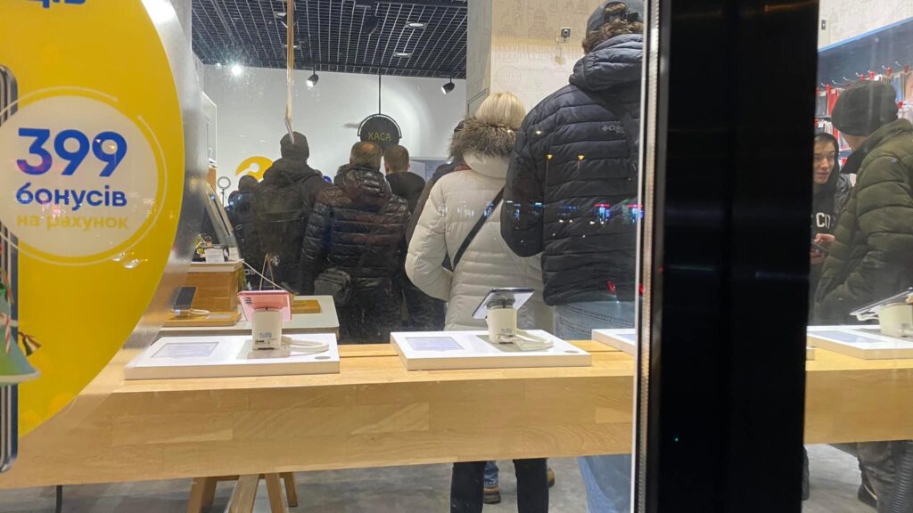 Не більше двох в одні руки: в Рівному дефіцит стартових мобільних пакетів 0000