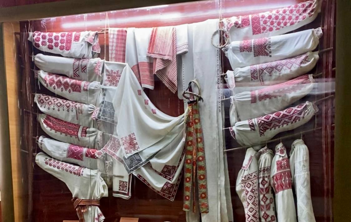 У музеї Рівного показали які хустки носили понад століття тому