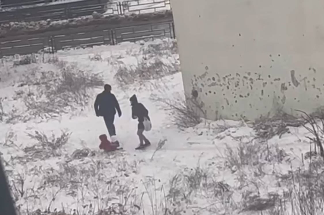 На Рівненщині оштрафували жінку, яка штовхала дитину у сніг (ВІДЕО)