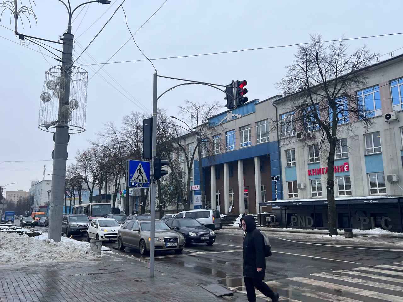 1 У Рівному на Чорновола встановили новий світлофор