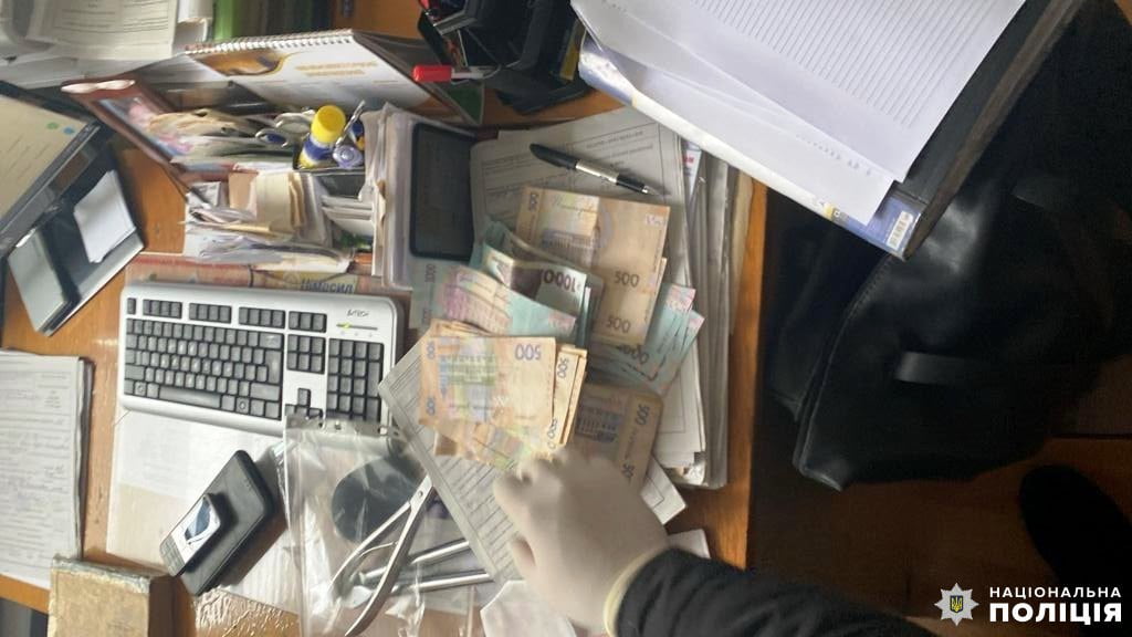 1 На Рівненщині лікаря-травматолога затримали за хабар