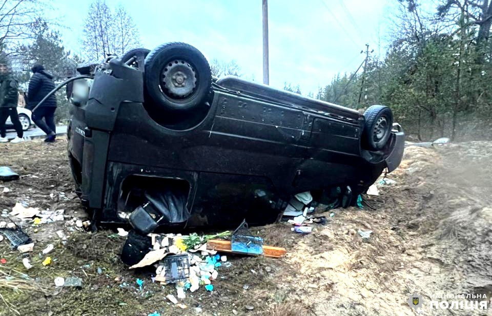 На Рівненщині два автомобілі злетіли у кювет