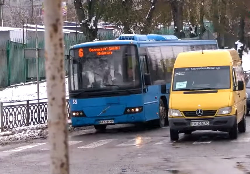 Рівняни обурені новими автобусами і хочуть колишні маршрутки 0000
