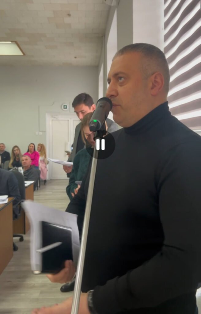 1 Депутати Рівнеради відклали питання вирубування скверу на довивчення