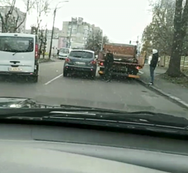 В центрі Рівного затор через ДТП (ВІДЕО) 0000