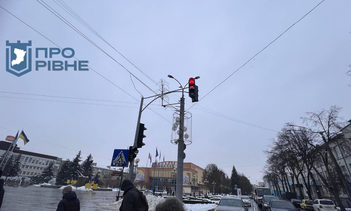 У Рівному на Чорновола встановили новий світлофор