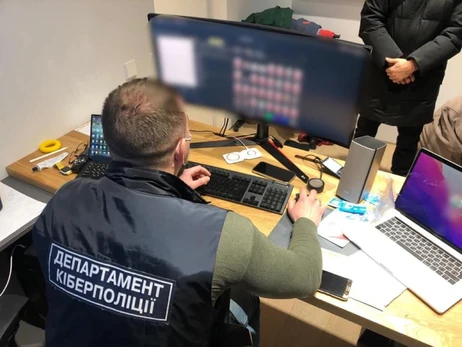 Кіберполіція Рівненщини розшукує трьох зловмисниць і зловмисника (ФОТО)