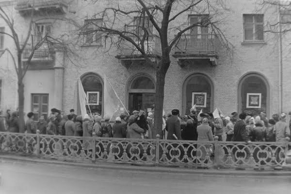 1 Перший ланцюг Соборності в Рівному - 34 роки тому