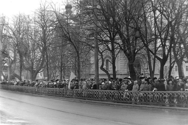 1 Перший ланцюг Соборності в Рівному - 34 роки тому