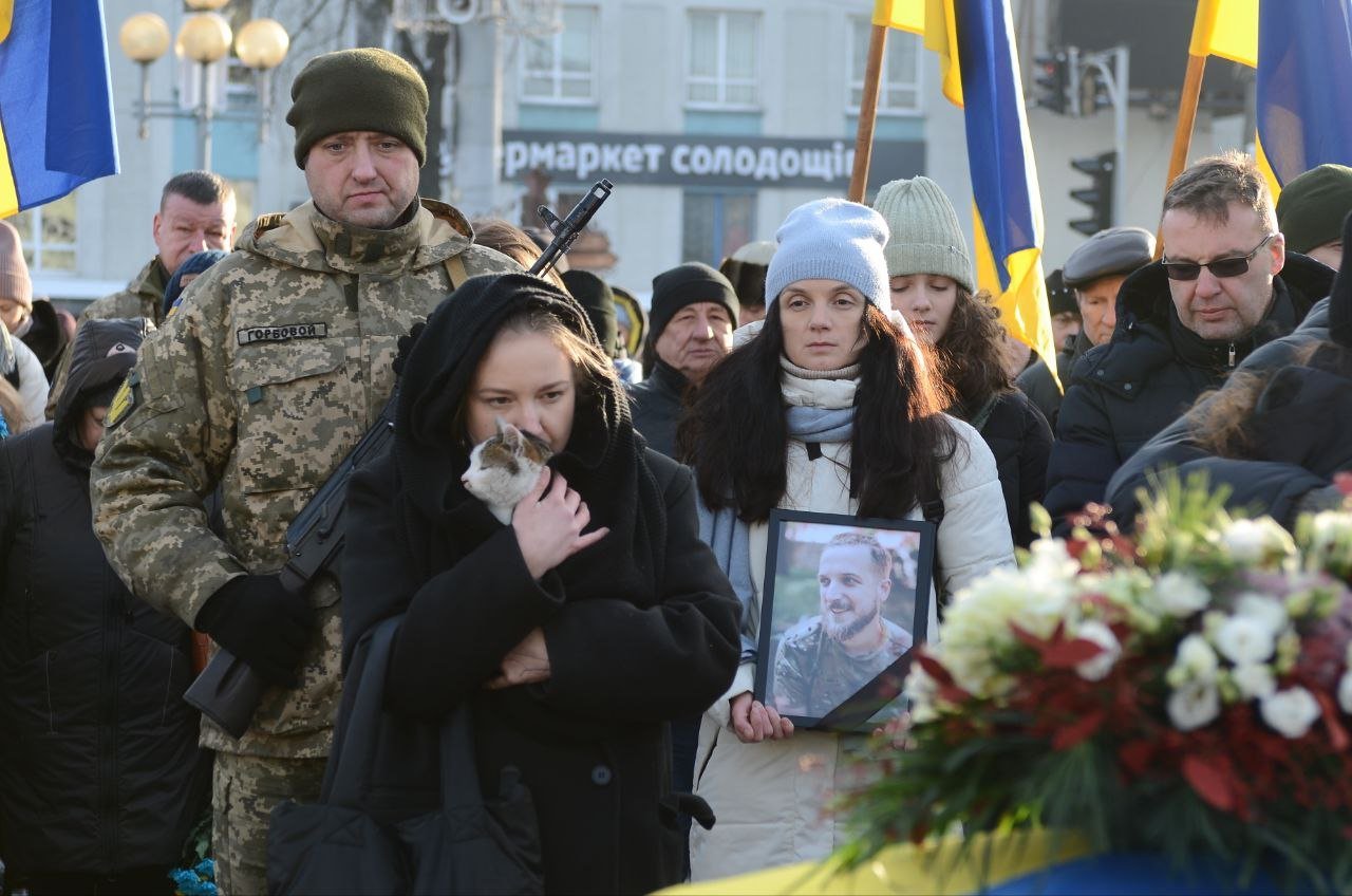 1 Рівне прощалося з воїном та поетом, який загинув на війні