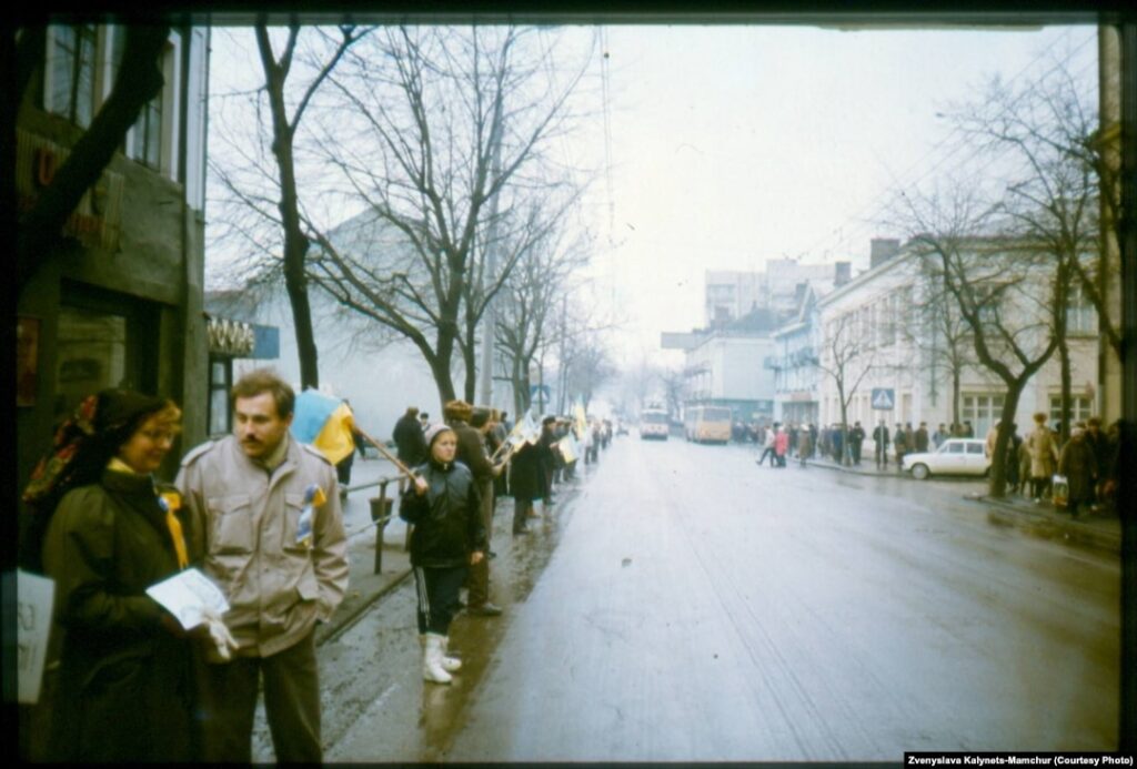 1 Перший ланцюг Соборності в Рівному - 34 роки тому