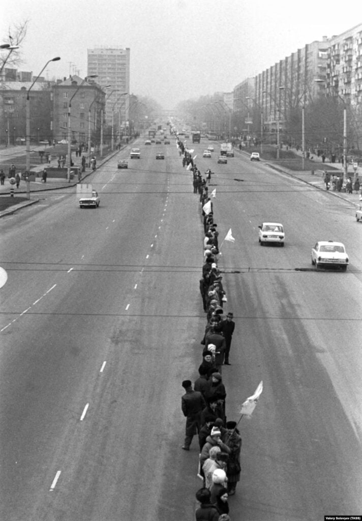 1 Перший ланцюг Соборності в Рівному - 34 роки тому