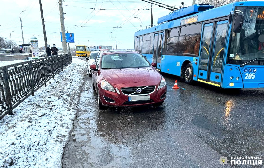 Переламані ноги: у Рівному під колеса авто потрапила пенсіонерка 0000
