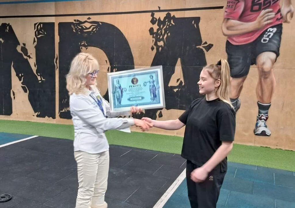 1 Жителька Рівненщини перша у світі повторила вправу Брюса Лі