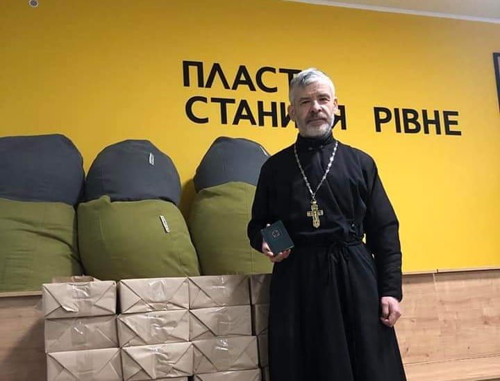 Молитовник для українських військових видав священник із Рівного