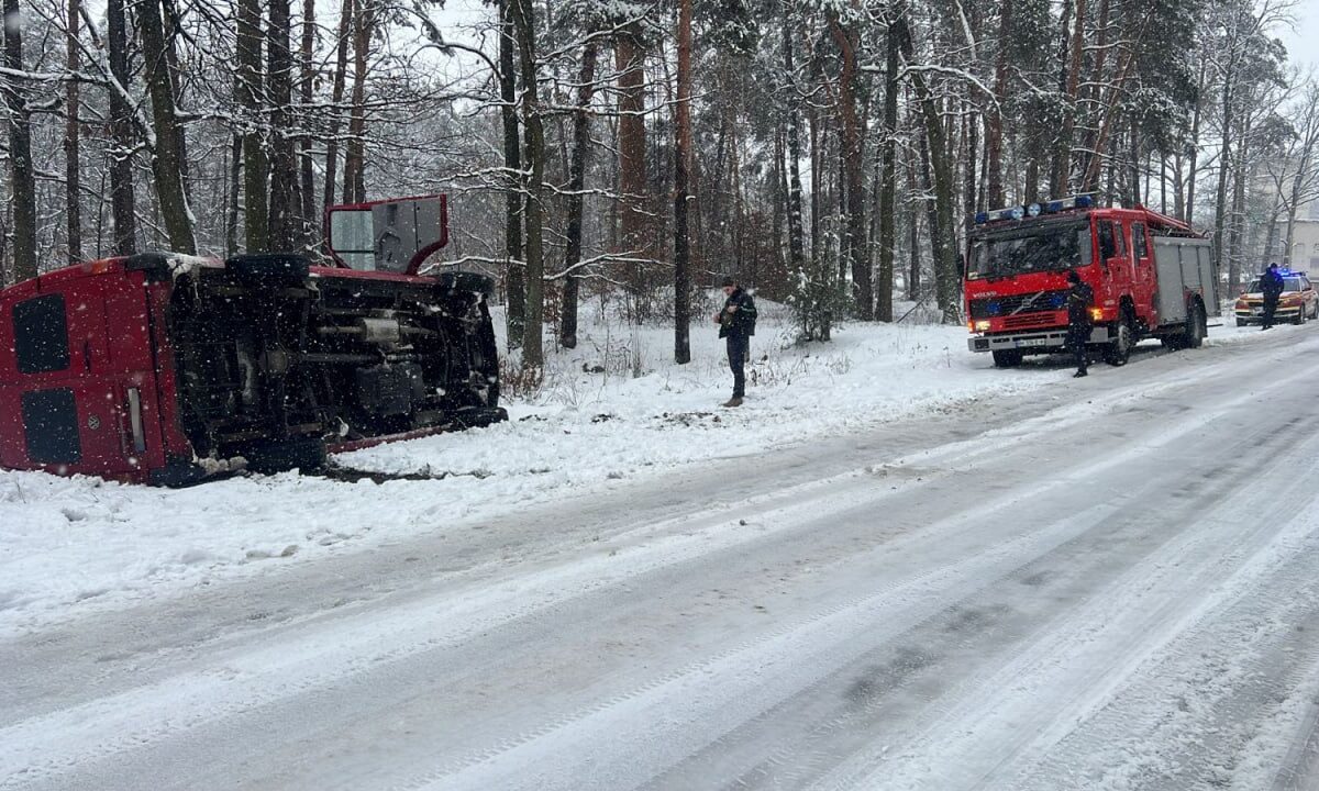 На півночі Рівненщини в кювет злетів мікроавтобус