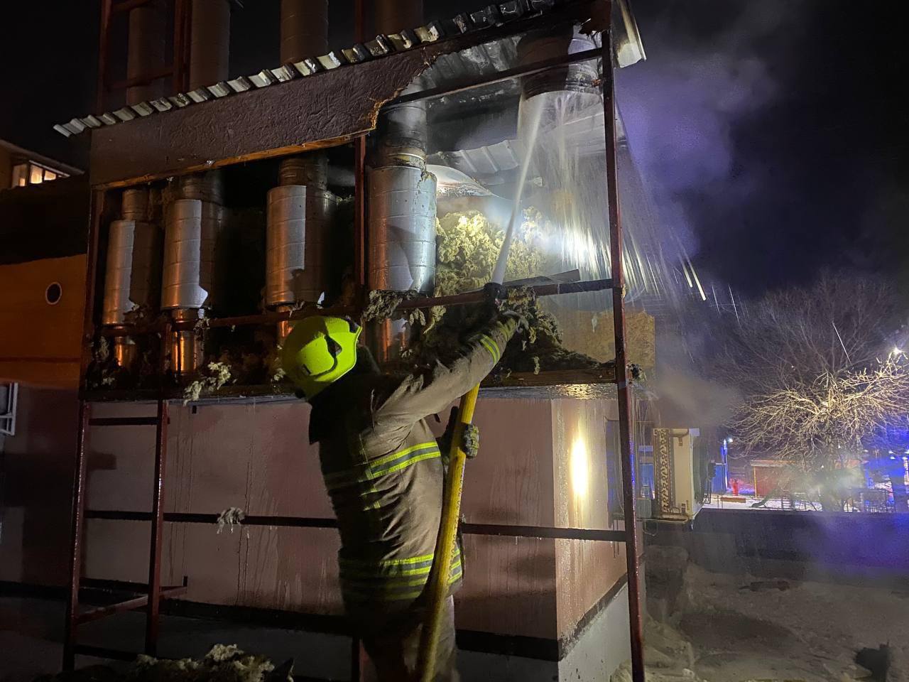 У Рівному горів ресторан, евакуювали півсотні людей (ВІДЕО) 0000