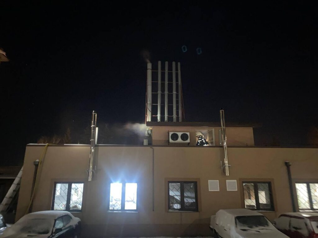 1 У Рівному горів ресторан, евакуювали півсотні людей (ВІДЕО)