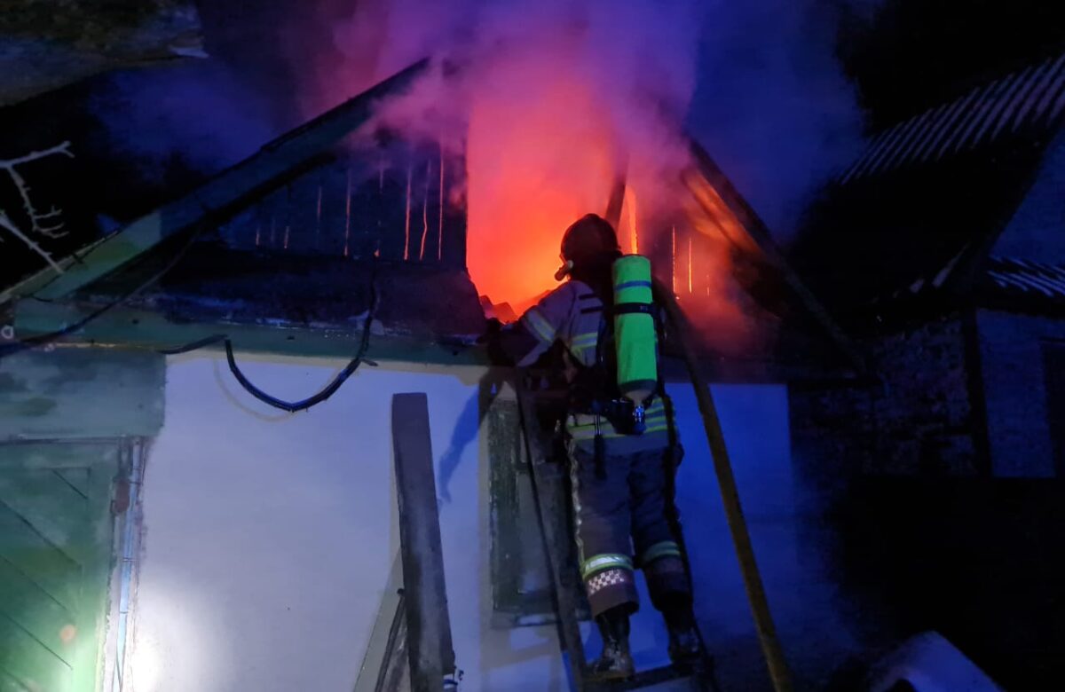 У місті на Рівненщині вночі палала будівля