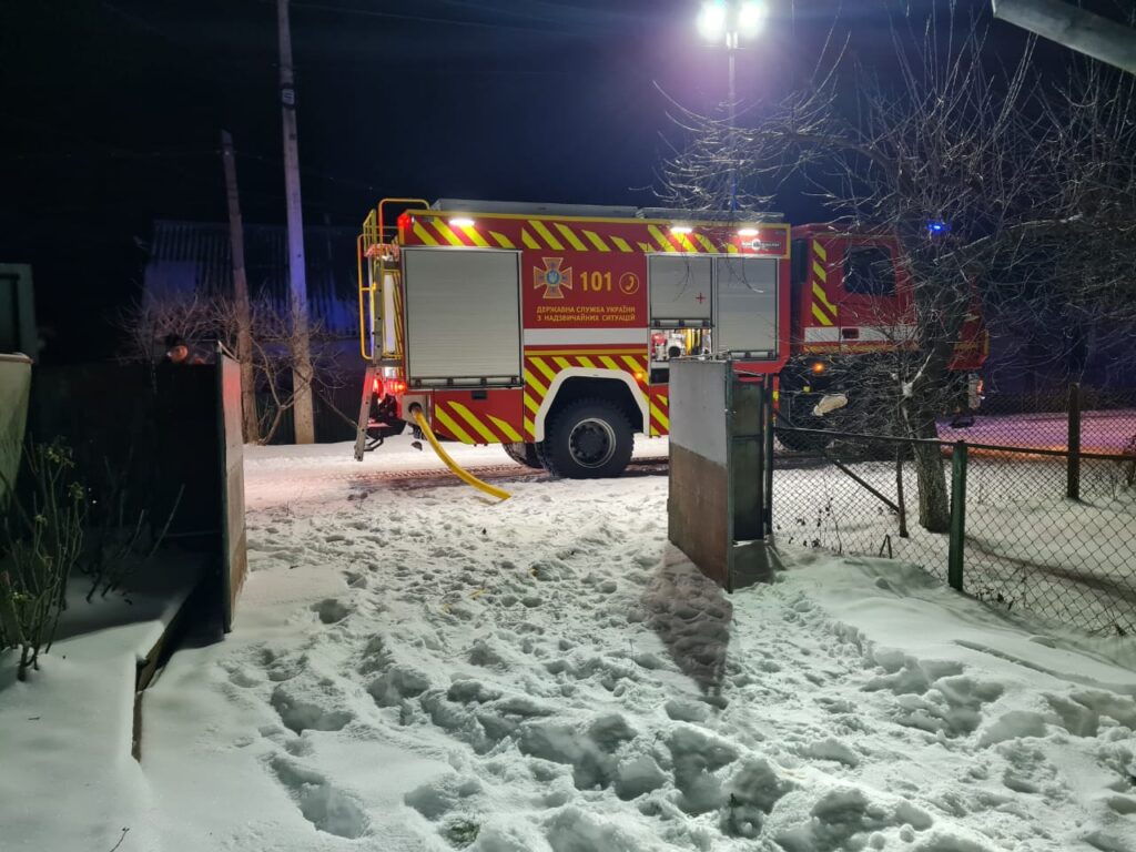 1 У місті на Рівненщині вночі палала будівля