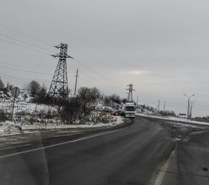 1 На в'їзді до Рівного ДТП за участю фури і легковиків (ФОТО)