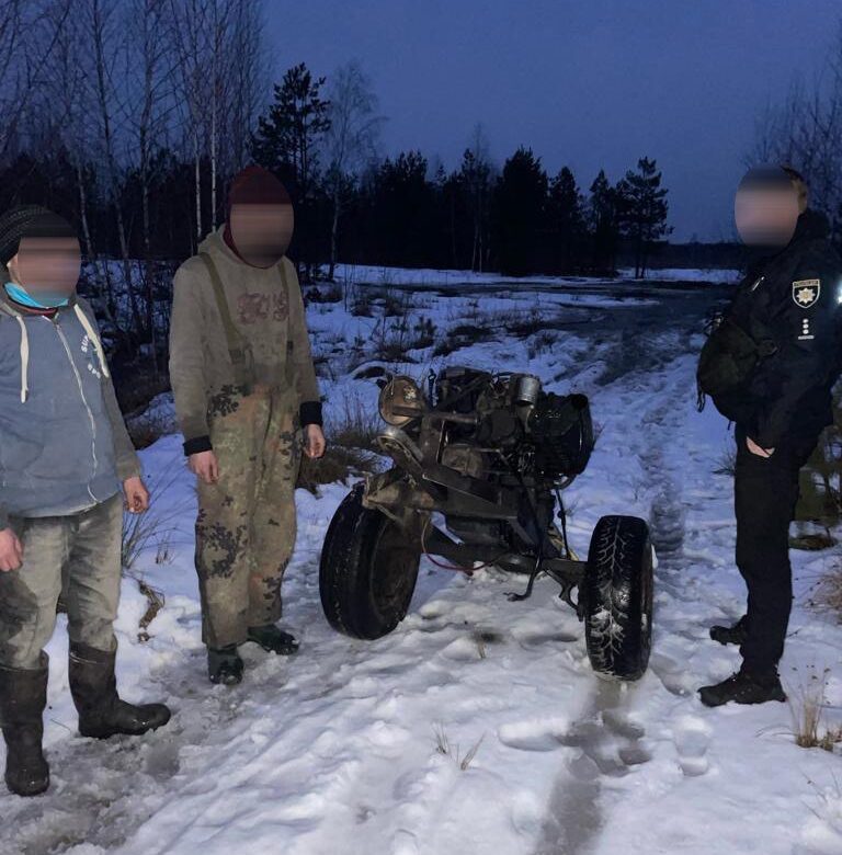 Мили і копали: на Рівненщині знов затримали на гарячому бурштинових старателів