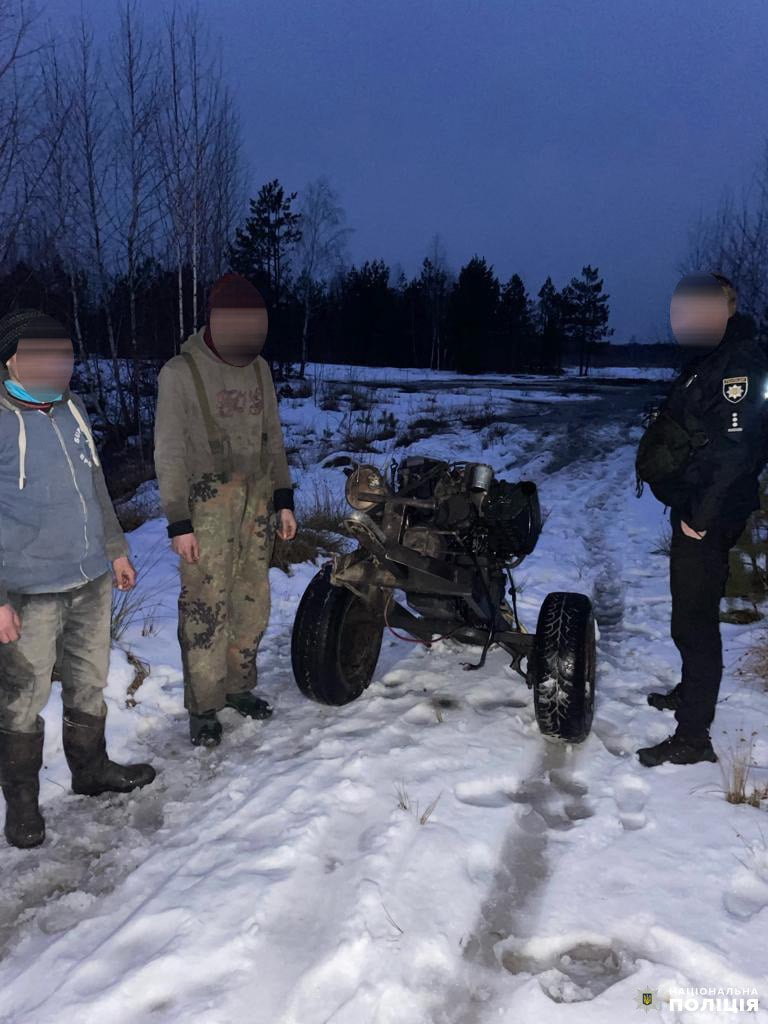 Мили і копали: на Рівненщині знов затримали на гарячому бурштинових старателів 0000