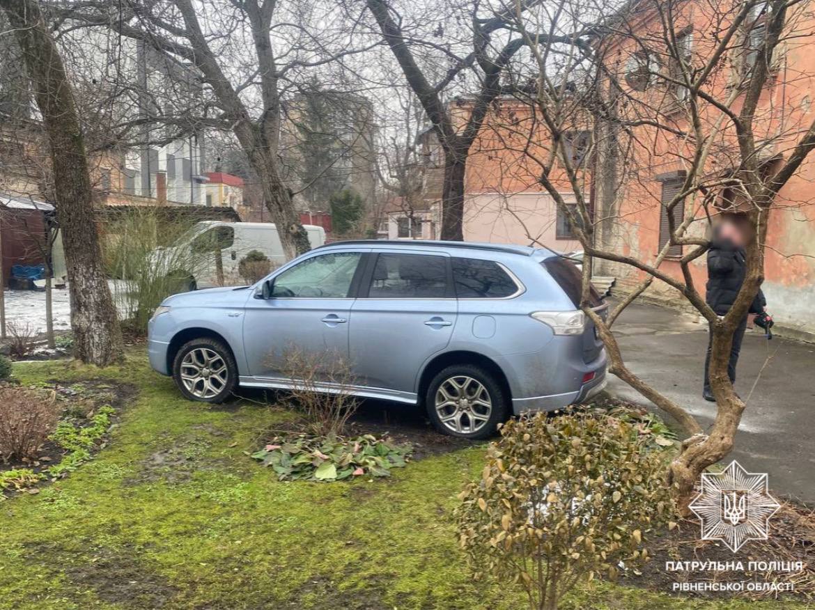 Рівнянин за парковку на газоні заплатить 340 гривень 0000