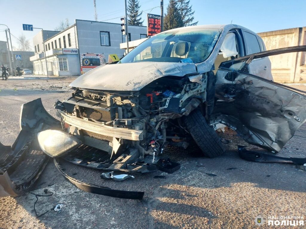 1 На Рівненщині патрульна на власному авто на перехресті не пропустила “швидку”, троє людей у лікарні (ФОТО)
