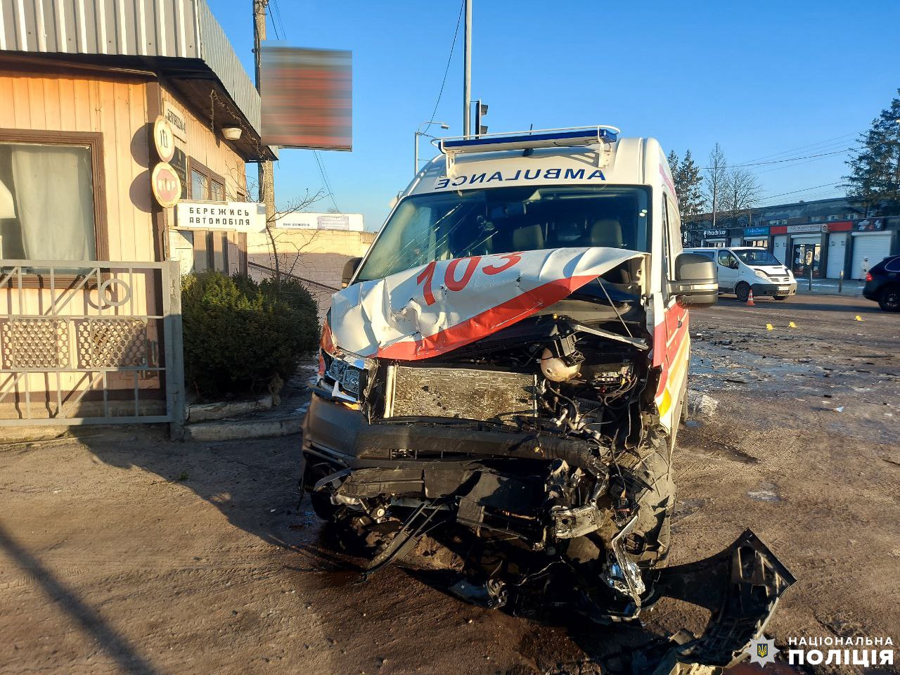 На Рівненщині патрульна на власному авто на перехресті не пропустила “швидку”, троє людей у лікарні (ФОТО) 0000