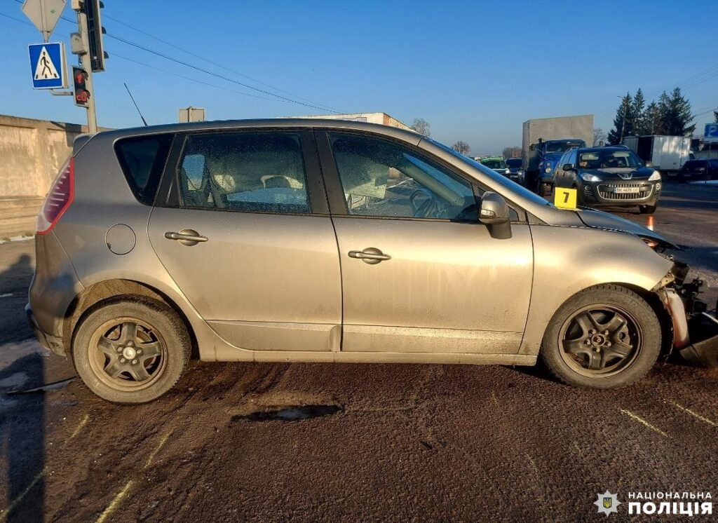 1 На Рівненщині патрульна на власному авто на перехресті не пропустила “швидку”, троє людей у лікарні (ФОТО)