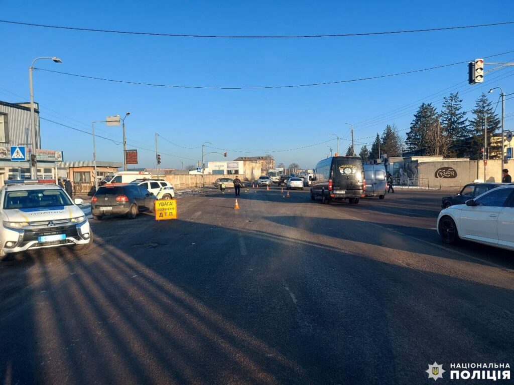 1 На Рівненщині патрульна на власному авто на перехресті не пропустила “швидку”, троє людей у лікарні (ФОТО)