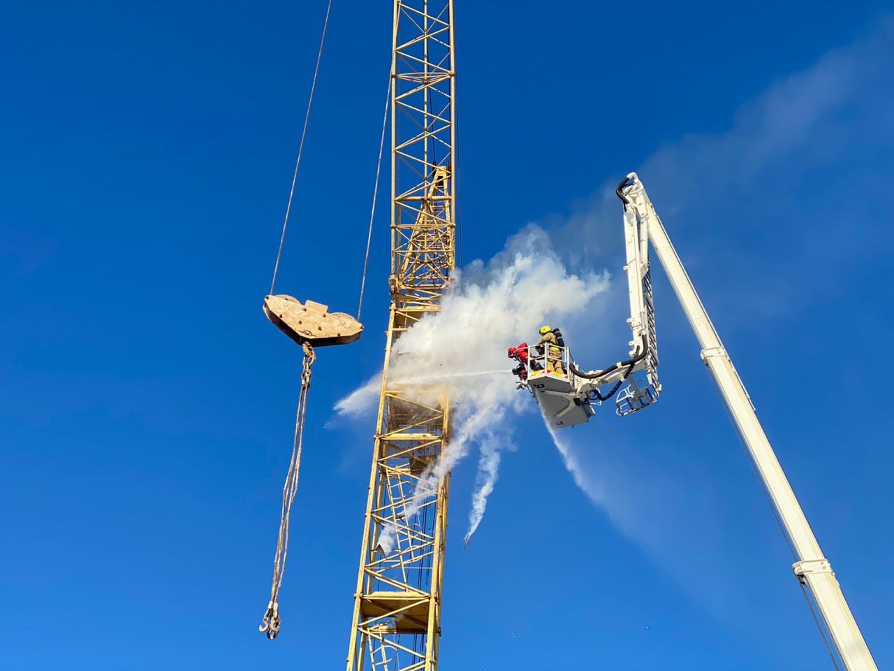 У Рівному горіла кабіна будівельного крану 0000