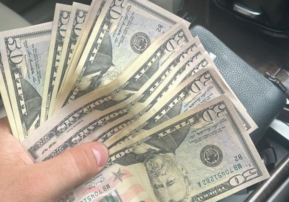 На Рівненщині ділки купували та перепродавали фальшиві долари