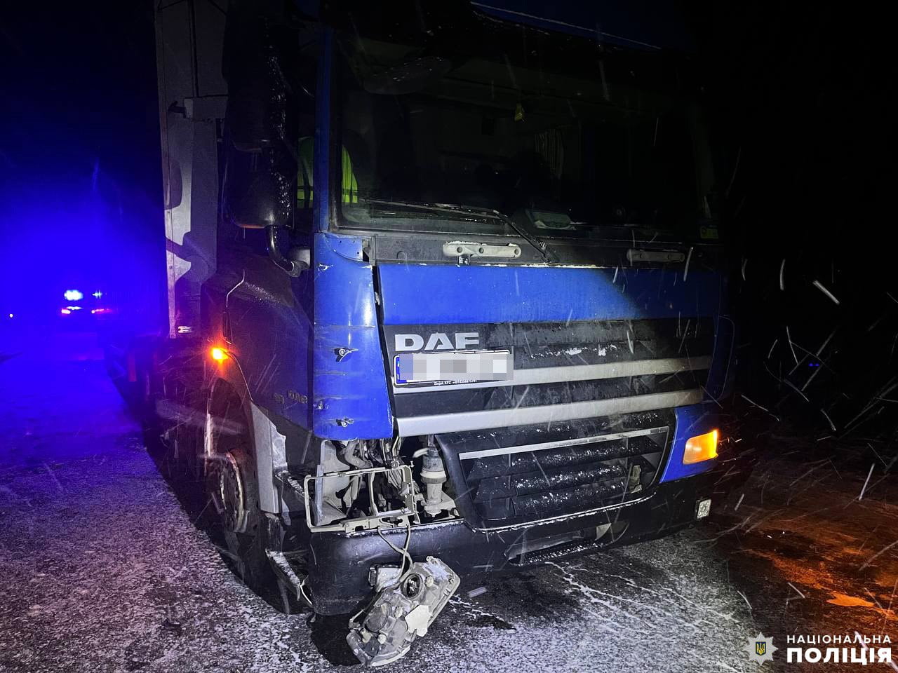 На Рівненщині вантажівка збила пішохода: за життя чоловіка боряться лікарі 0000