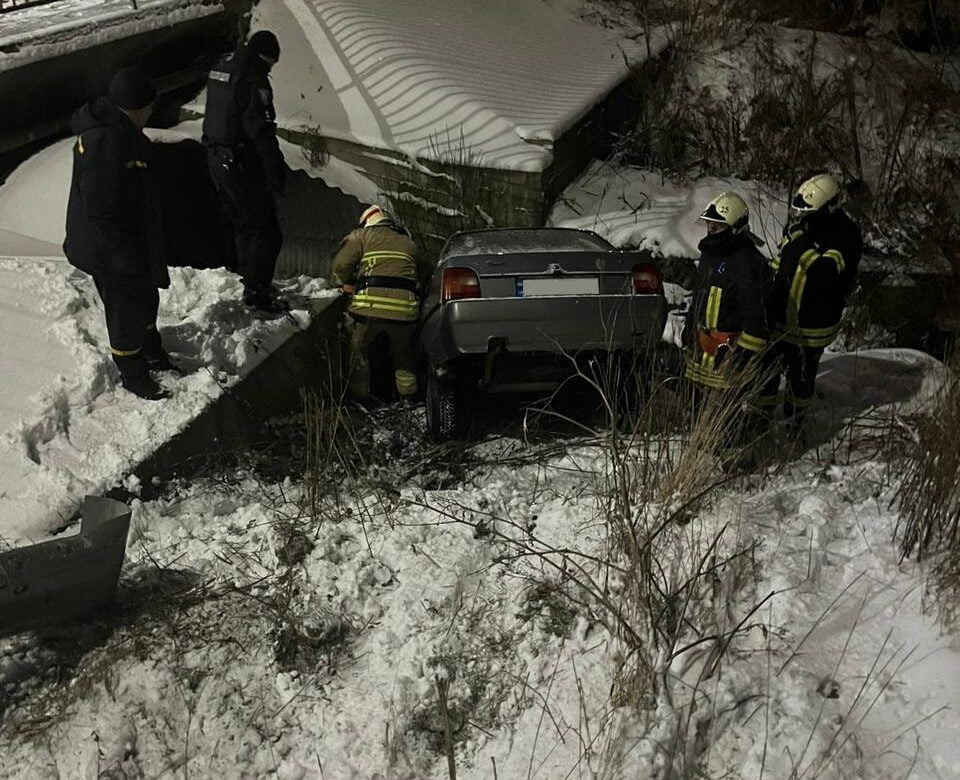 У Рівному деблокували водія з автомобіля, що злетів у канал (ФОТО)