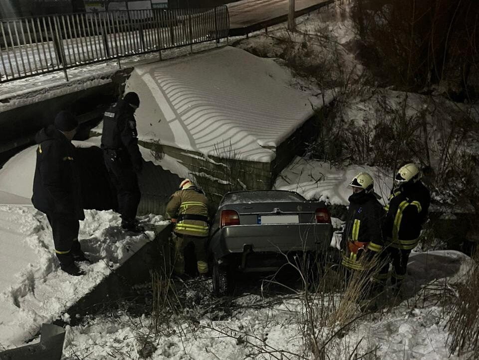 У Рівному деблокували водія з автомобіля, що злетів у канал (ФОТО) 0000