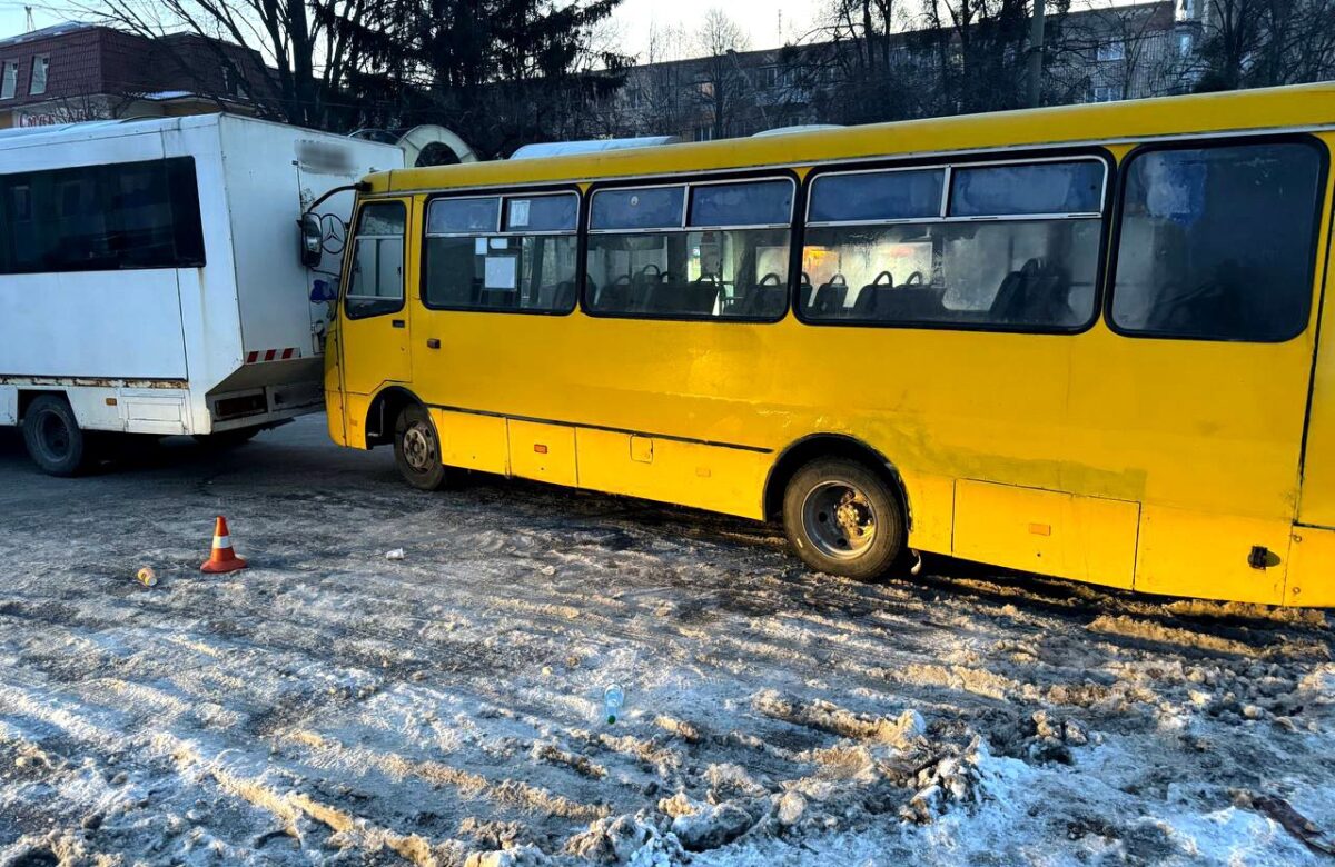 У Рівному зіштовхнулися дві маршрутки: один водій постраждав