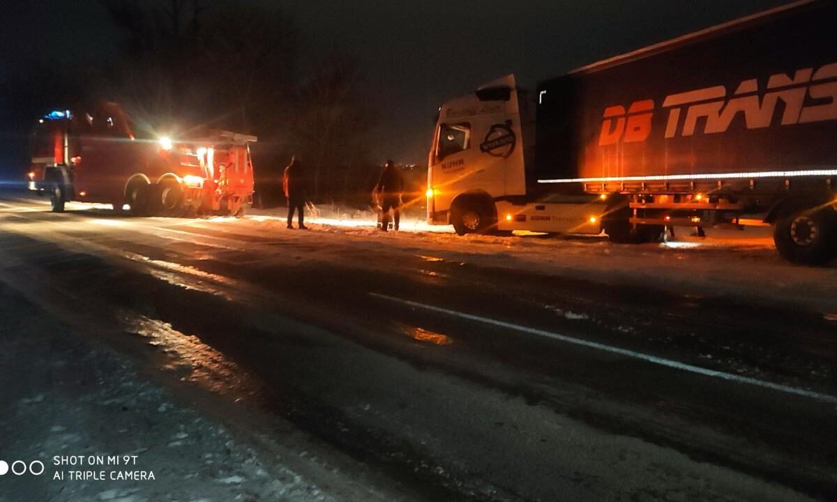 На Рівненщині вантажівка застрягла в снігу (ФОТО)