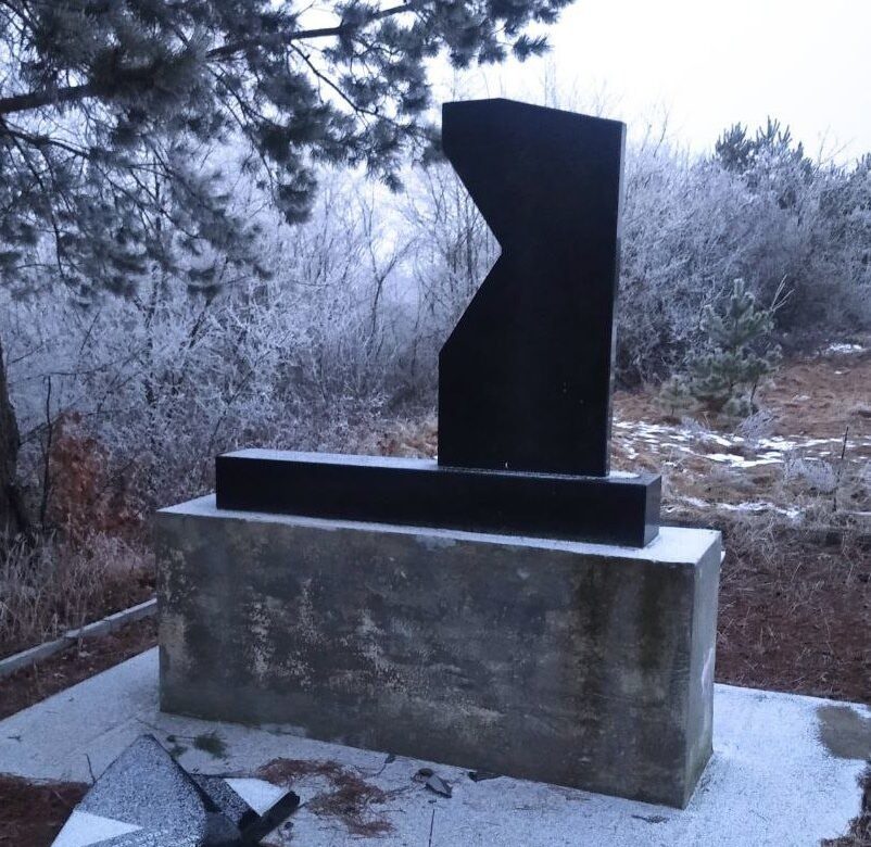 На Рівненщині розшукують вандала, який розбив пам’ятник
