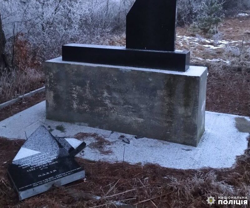 На Рівненщині розшукують вандала, який розбив пам’ятник 0000